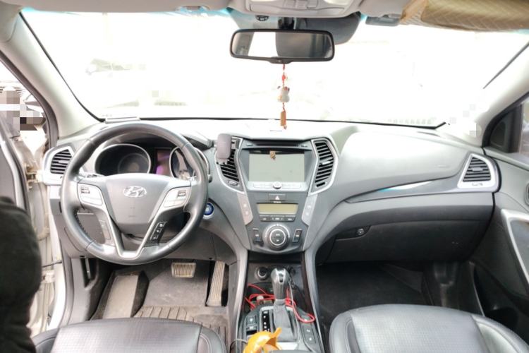 Used Hyundai Santa Fe 2013 2.0T Automatic All-Wheel Drive Top Trim Center Console