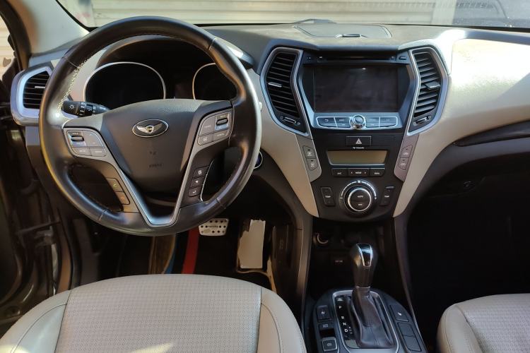 Used Hyundai Santa Fe 2013 2.0T Automatic All-Wheel Drive Prestige Version Center Console