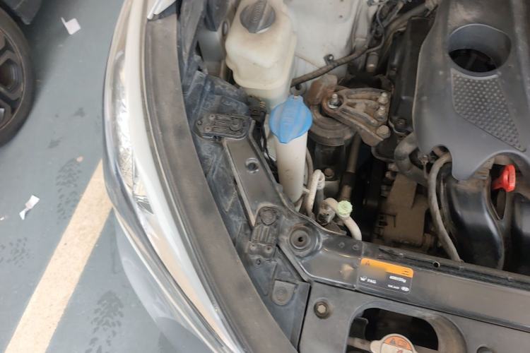 Used Hyundai Santa Fe 2013 2.4L Automatic Two-Wheel Drive Smart Version Engine Bay Right