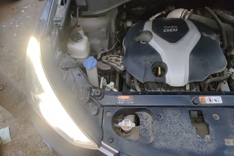 Used Hyundai Santa Fe 2013 2.0T Automatic All-Wheel Drive Top Trim Engine Bay Right