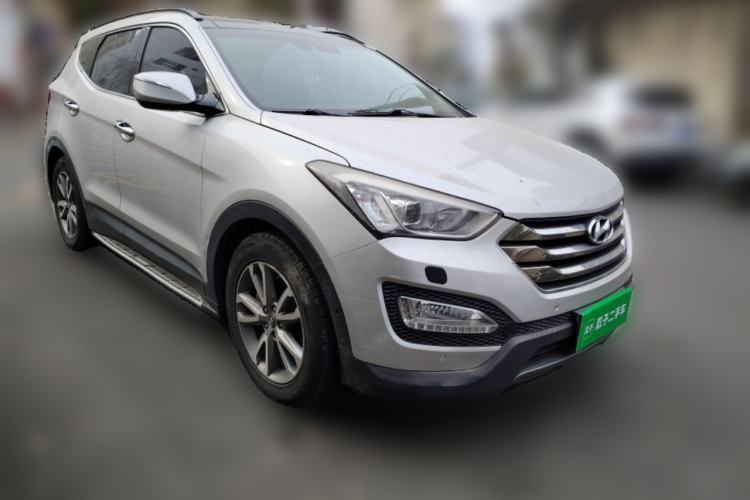 Used Hyundai Santa Fe 2013 2.0T Automatic All-Wheel Drive Top Trim Front Right 45 Deg