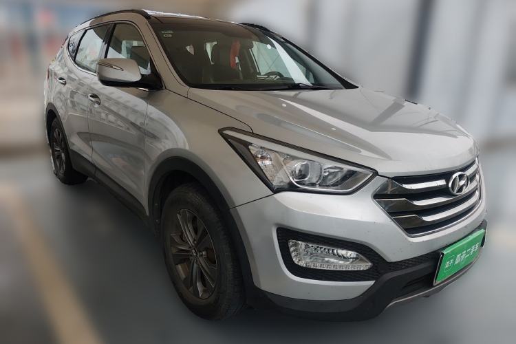 Used Hyundai Santa Fe 2013 2.4L Automatic Two-Wheel Drive Smart Version Front Right 45 Deg