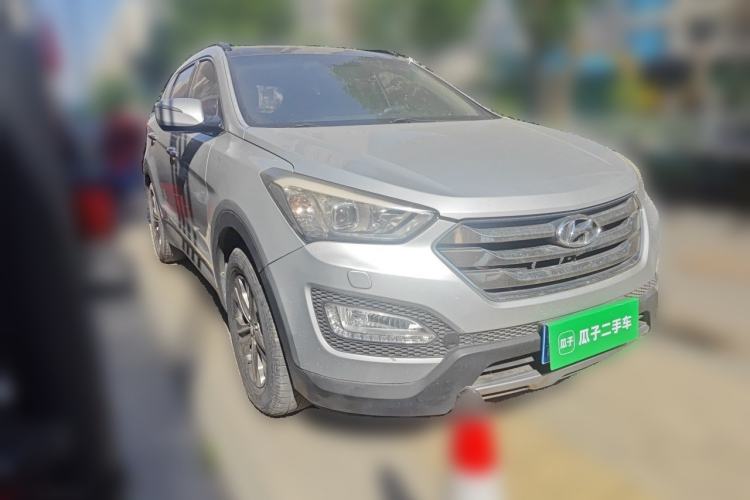 Used Hyundai Santa Fe 2013 2.4L Automatic Two-Wheel Drive Smart Version Front Right 45 Deg