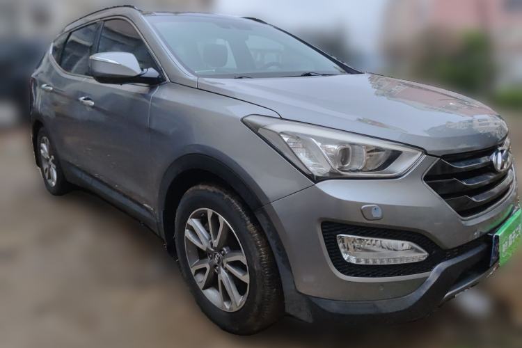 Used Hyundai Santa Fe 2013 2.0T Automatic All-Wheel Drive Top Trim Front Right 45 Deg
