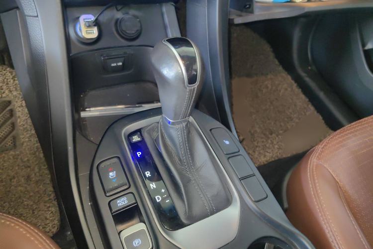 Used Hyundai Santa Fe 2013 2.4L Automatic 4x4 Prestige Edition Gear Lever