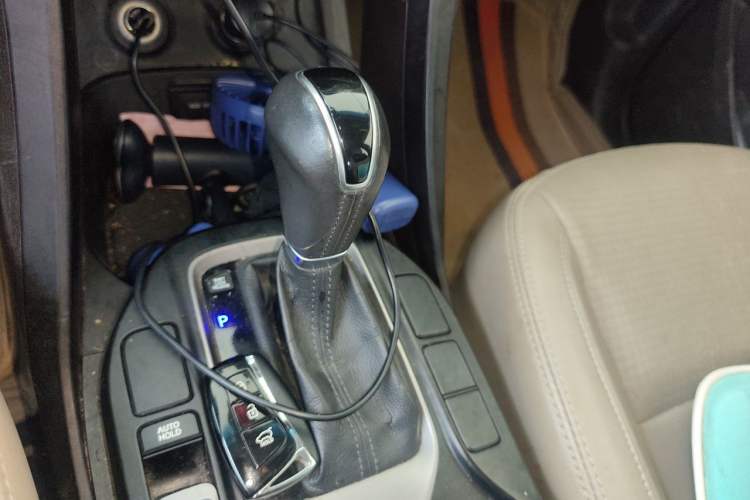 Used Hyundai Santa Fe 2013 2.4L Automatic Two-Wheel Drive Smart Version Gear Lever