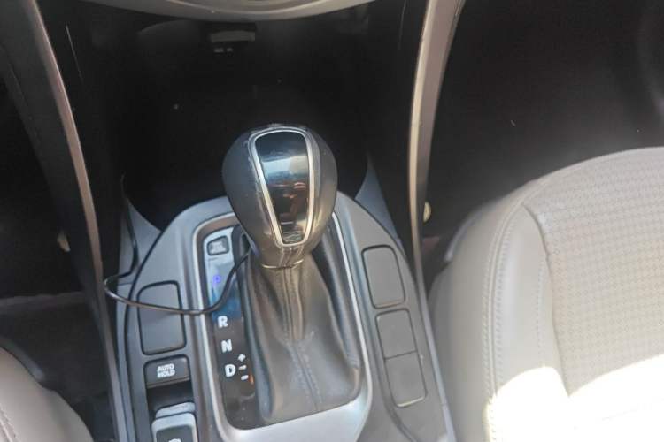 Used Hyundai Santa Fe 2013 2.4L Automatic Two-Wheel Drive Smart Version Gear Lever