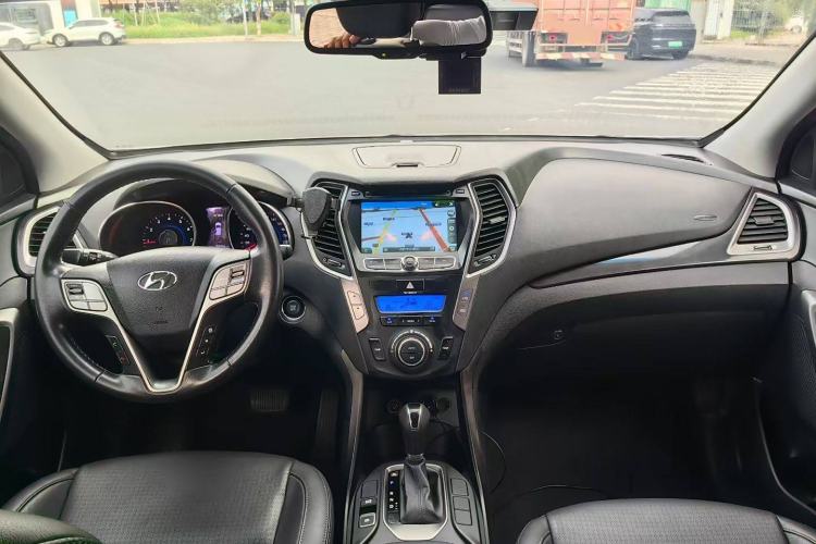 Used Hyundai Santa Fe 2013 2.4L Automatic 4x4 Smart Version Interior 1