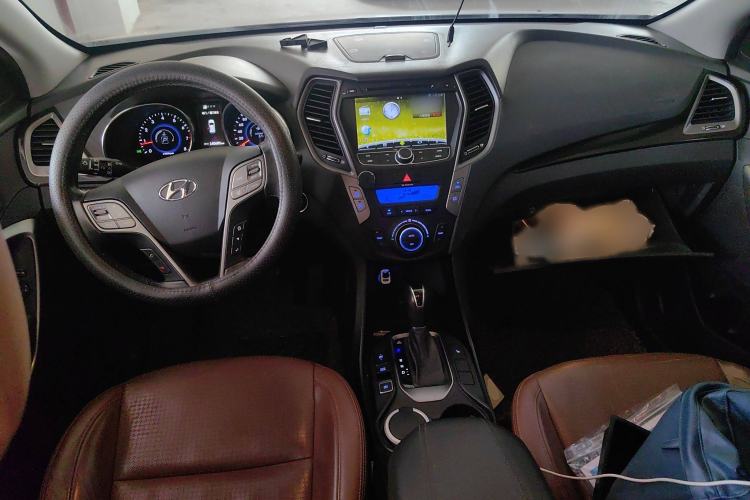 Used Hyundai Santa Fe 2013 2.4L Automatic 4x4 Prestige Edition Interior 2