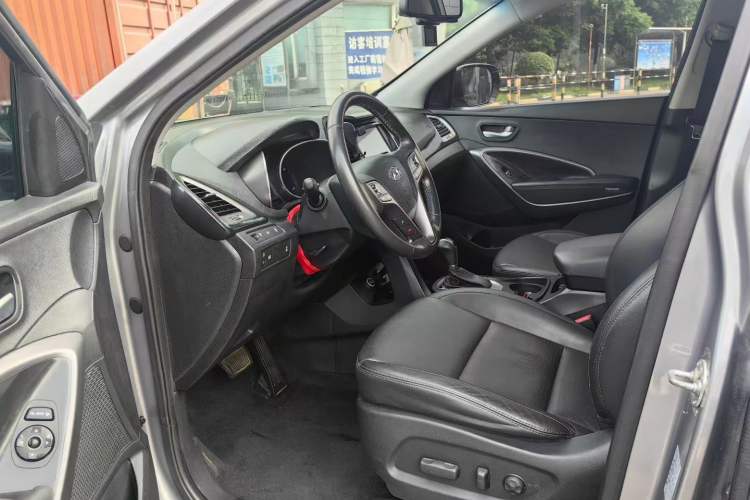 Used Hyundai Santa Fe 2013 2.4L Automatic 4x4 Smart Version Interior 2