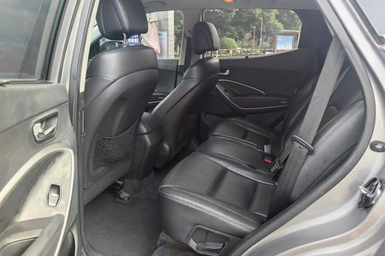 Used Hyundai Santa Fe 2013 2.4L Automatic 4x4 Smart Version Interior 3