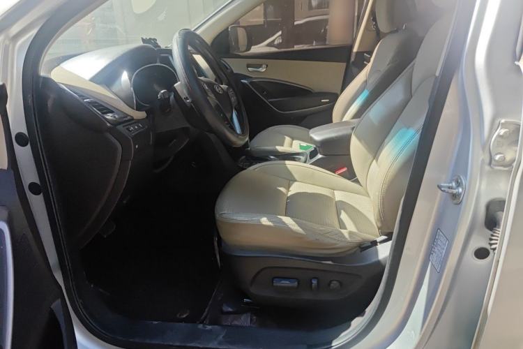 Used Hyundai Santa Fe 2013 2.4L Automatic Two-Wheel Drive Smart Version Left Front Seat