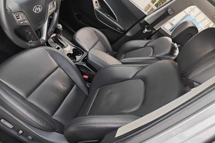 Used Hyundai Santa Fe 2013 2.4L Automatic 4x4 Smart Version Left Front Seat