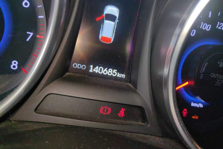 Used Hyundai Santa Fe 2013 2.4L Automatic 4x4 Prestige Edition Odometer Close Up