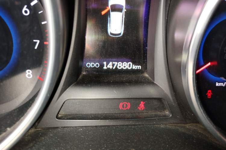 Used Hyundai Santa Fe 2013 2.0T Automatic All-Wheel Drive Top Trim Odometer Close Up