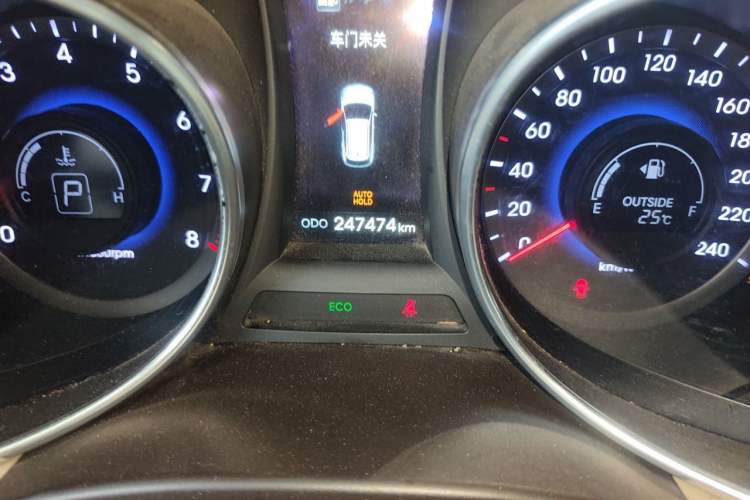 Used Hyundai Santa Fe 2013 2.4L Automatic Two-Wheel Drive Smart Version Odometer Close Up