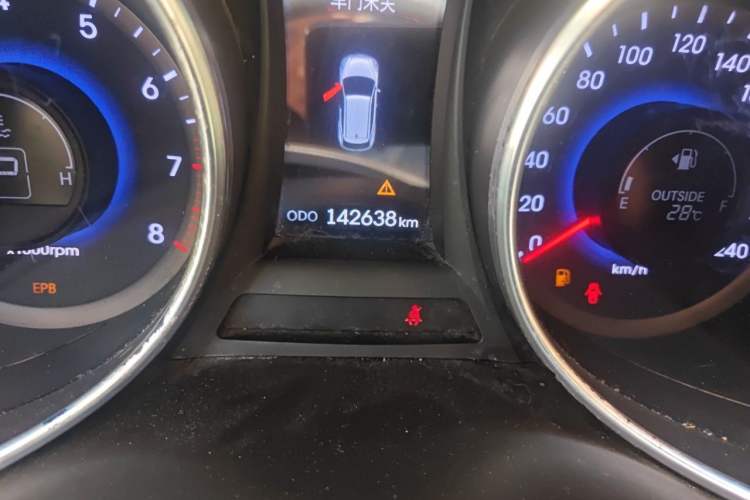 Used Hyundai Santa Fe 2013 2.4L Automatic Two-Wheel Drive Smart Version Odometer Close Up