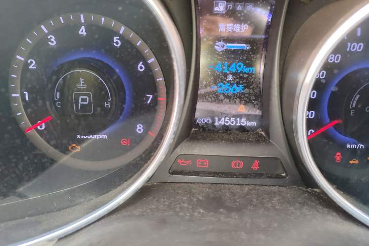 Used Hyundai Santa Fe 2013 2.0T Automatic All-Wheel Drive Prestige Version Odometer Close Up