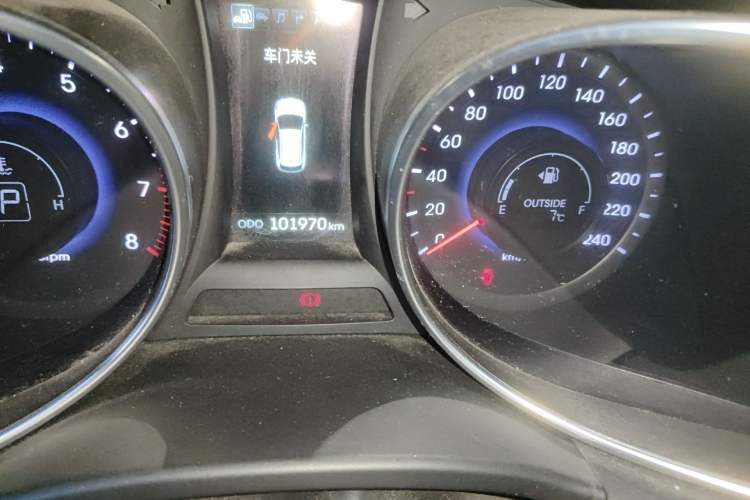 Used Hyundai Santa Fe 2013 2.0T Automatic All-Wheel Drive Top Trim Odometer Close Up