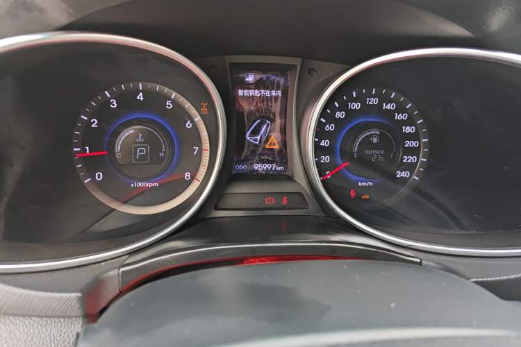 Used Hyundai Santa Fe 2013 2.4L Automatic 4x4 Smart Version Odometer Close Up