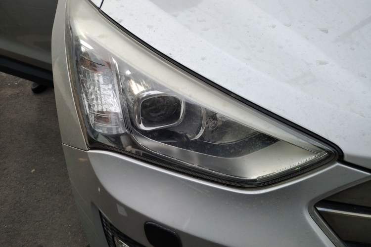 Used Hyundai Santa Fe 2013 2.0T Automatic All-Wheel Drive Top Trim Right Front Headlight