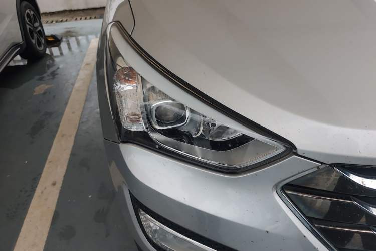 Used Hyundai Santa Fe 2013 2.4L Automatic Two-Wheel Drive Smart Version Right Front Headlight