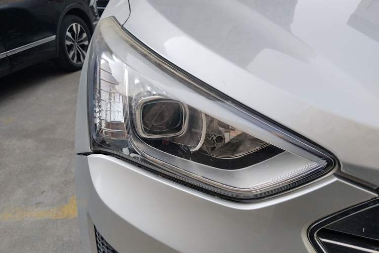 Used Hyundai Santa Fe 2013 2.4L Automatic Two-Wheel Drive Smart Version Right Front Headlight