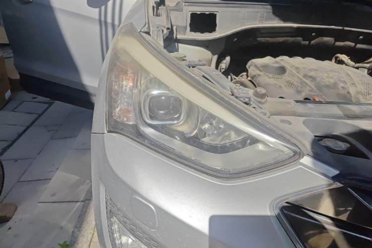 Used Hyundai Santa Fe 2013 2.4L Automatic Two-Wheel Drive Smart Version Right Front Headlight