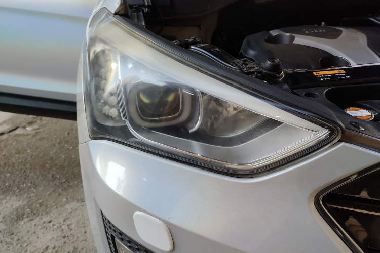 Used Hyundai Santa Fe 2013 2.0T Automatic All-Wheel Drive Prestige Version Right Front Headlight