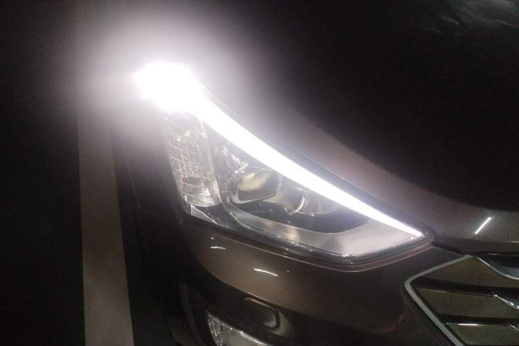 Used Hyundai Santa Fe 2013 2.0T Automatic All-Wheel Drive Top Trim Right Front Headlight