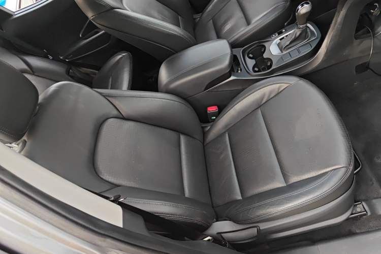 Used Hyundai Santa Fe 2013 2.4L Automatic 4x4 Smart Version Right Front Seat