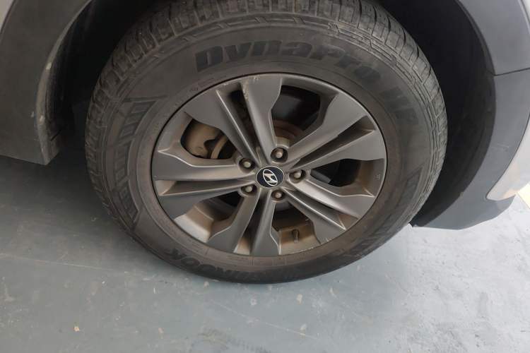 Used Hyundai Santa Fe 2013 2.4L Automatic Two-Wheel Drive Smart Version Right Front Wheel Hub