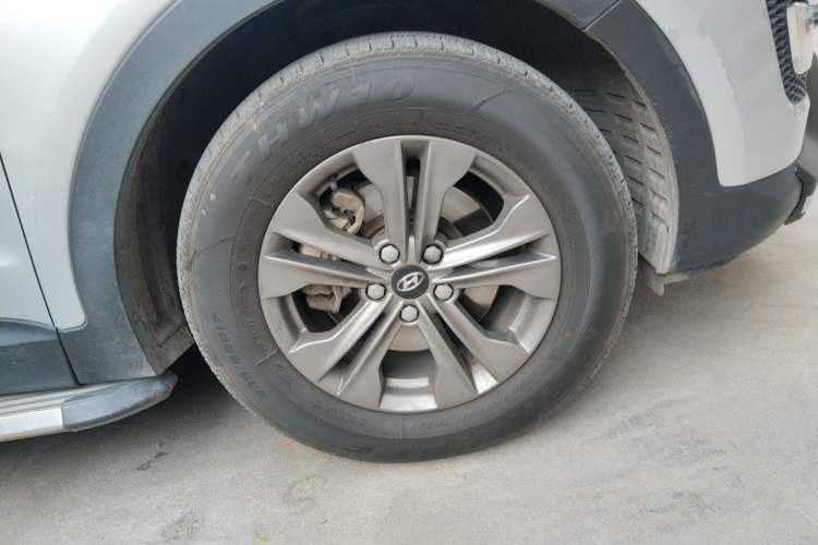 Used Hyundai Santa Fe 2013 2.4L Automatic Two-Wheel Drive Smart Version Right Front Wheel Hub