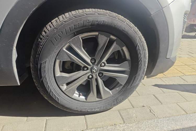 Used Hyundai Santa Fe 2013 2.4L Automatic Two-Wheel Drive Smart Version Right Front Wheel Hub