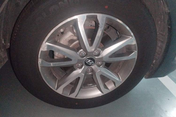 Used Hyundai Santa Fe 2013 2.0T Automatic All-Wheel Drive Top Trim Right Front Wheel Hub