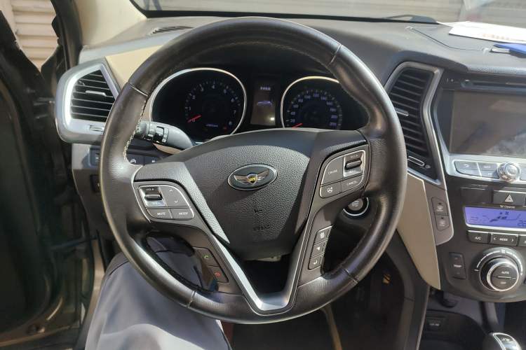 Used Hyundai Santa Fe 2013 2.0T Automatic All-Wheel Drive Prestige Version Steering Wheel