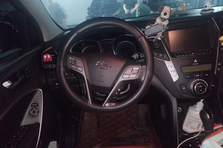 Used Hyundai Santa Fe 2013 2.0T Automatic All-Wheel Drive Top Trim Steering Wheel