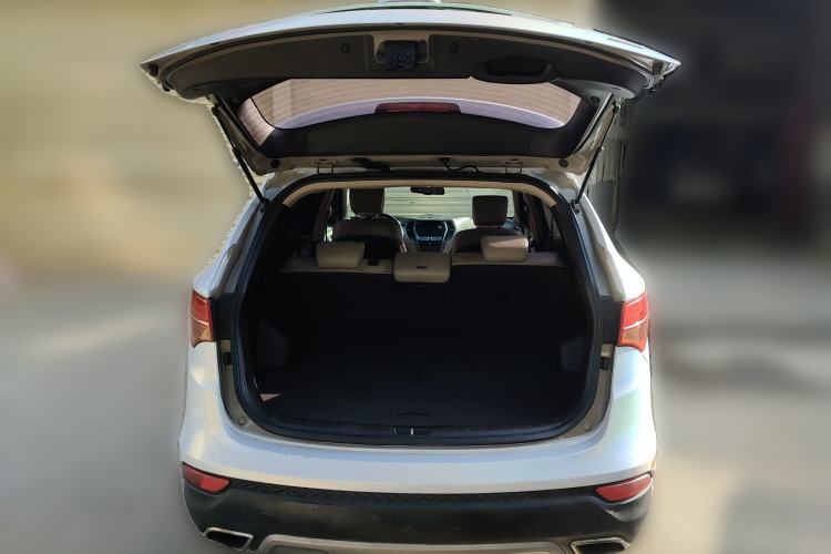Used Hyundai Santa Fe 2013 2.0T Automatic All-Wheel Drive Prestige Version Trunk