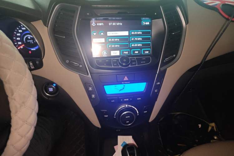 Used Hyundai Santa Fe 2013 2.4L Automatic 4x4 Prestige Edition Audio And AC Panel