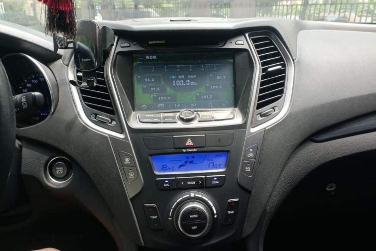 Used Hyundai Santa Fe 2013 2.4L Automatic 4x4 Prestige Edition Audio And AC Panel
