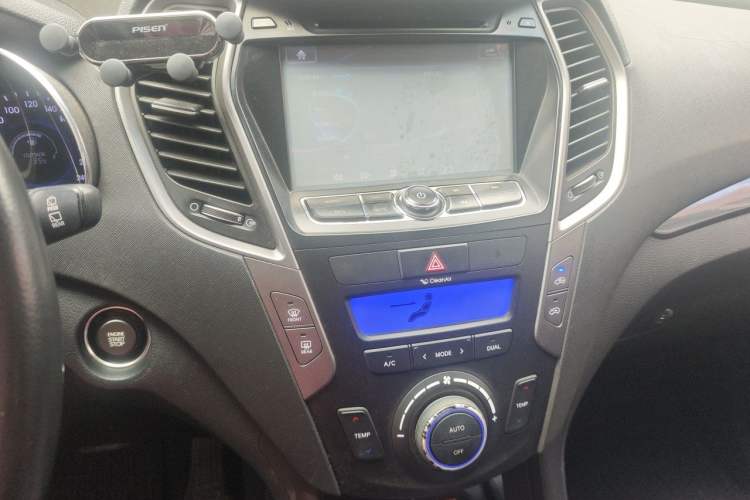 Used Hyundai Santa Fe 2013 2.4L Automatic Two-Wheel Drive Smart Version Audio And AC Panel