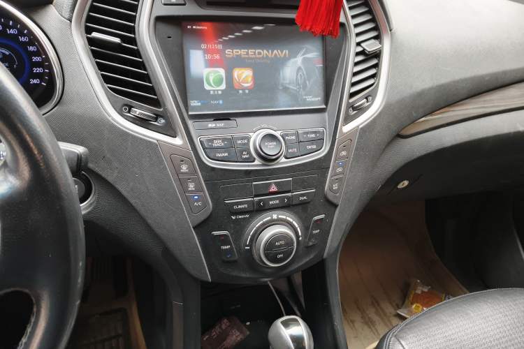 Used Hyundai Santa Fe 2013 2.4L Automatic 4x4 Prestige Edition Audio And AC Panel