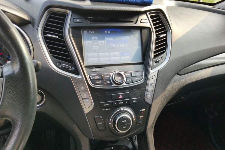 Used Hyundai Santa Fe 2013 Revised Version 2.4L Automatic All-Wheel Drive Luxury Trim Audio And AC Panel