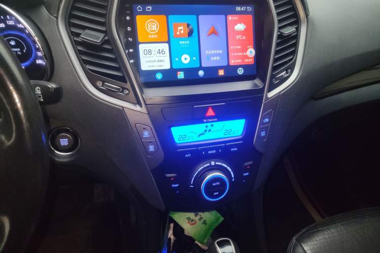 Used Hyundai Santa Fe 2013 2.4L Automatic 4x4 Prestige Edition Audio And AC Panel