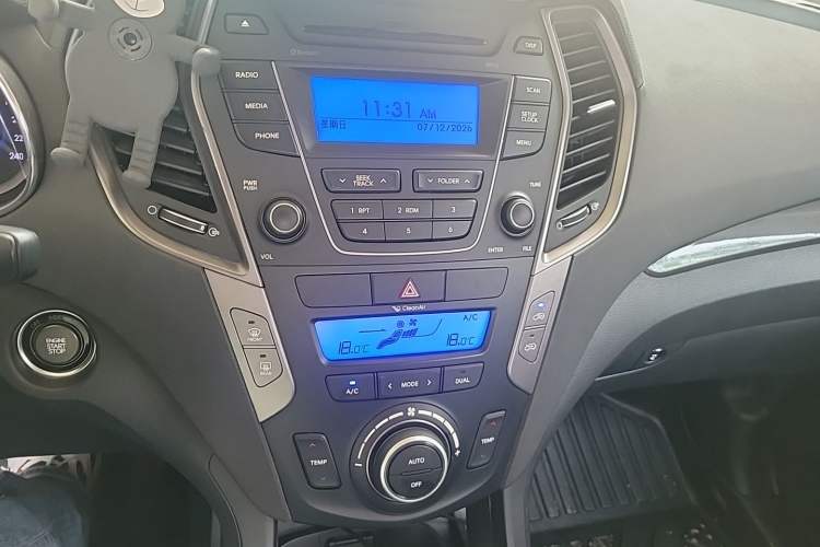 Used Hyundai Santa Fe 2013 2.4L Automatic Two-Wheel Drive Smart Version Audio And AC Panel