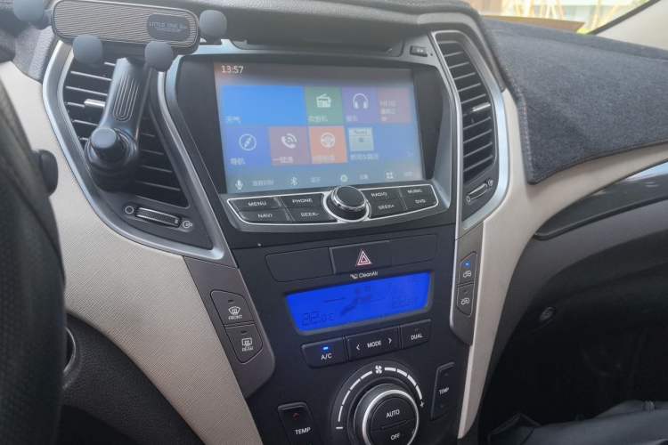 Used Hyundai Santa Fe 2013 2.4L Automatic Two-Wheel Drive Smart Version Audio And AC Panel