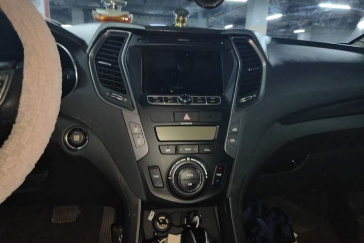 Used Hyundai Santa Fe 2013 2.4L Automatic Two-Wheel Drive Smart Version Audio And AC Panel