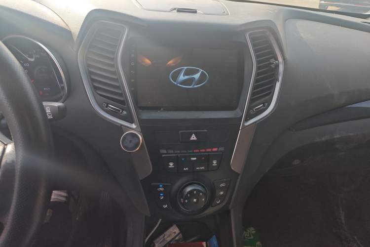 Used Hyundai Santa Fe 2013 2.4L Automatic 2WD Comfort Edition Audio And AC Panel