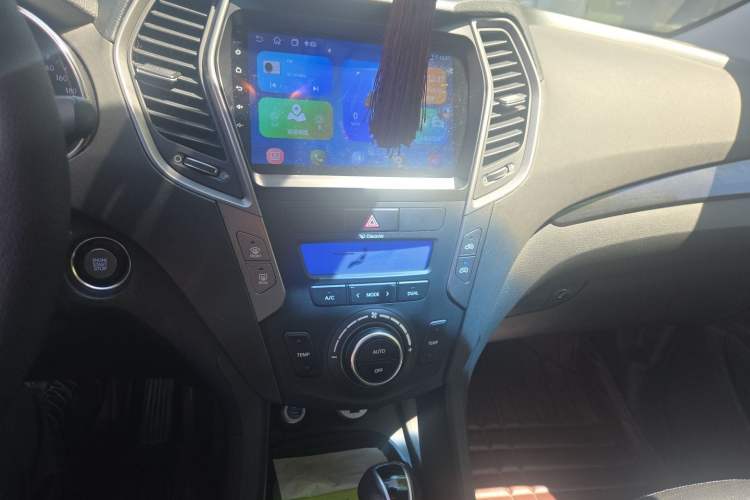 Used Hyundai Santa Fe 2013 2.0T Automatic All-Wheel Drive Prestige Version Audio And AC Panel