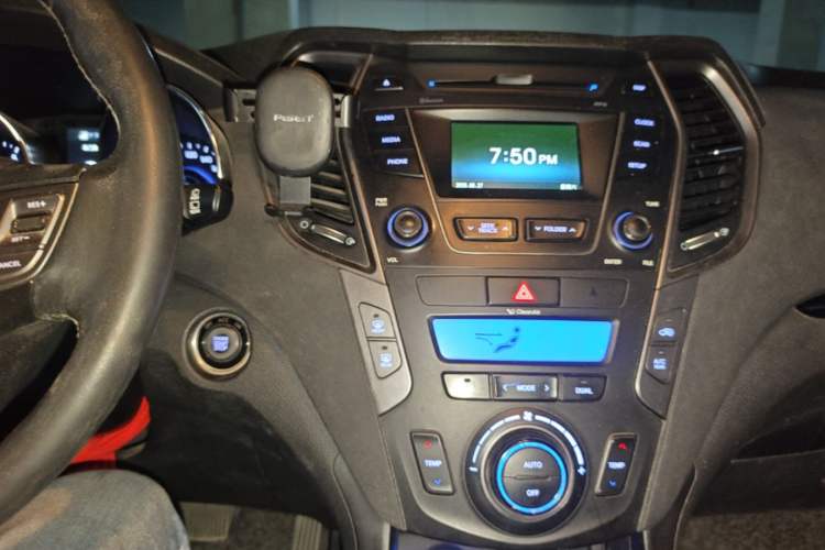 Used Hyundai Santa Fe 2013 2.4L Automatic 4x4 Prestige Edition Audio And AC Panel